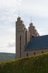 Islanda: vista della Akureyrarkirkja, la chiesa luterana simbolo di Akureyri, costruita tra il 1940...