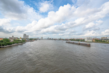 Obraz premium Tugboat towing freighter in Chao Praya River - Bangkok Thailand