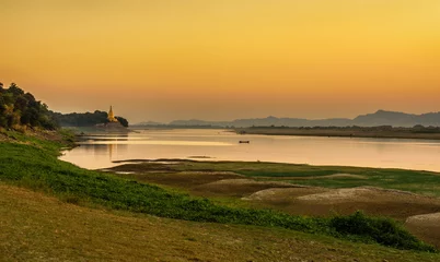 Zelfklevend Fotobehang Sunset above Irrawaddy river in Bagan © Nick Fox