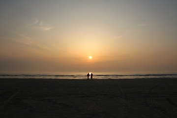 Sonnenuntergang am Strand mit Personen