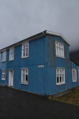 Blaues Wellblechhaus auf Island