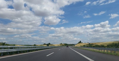 Autobahn in Sommerlandschaft