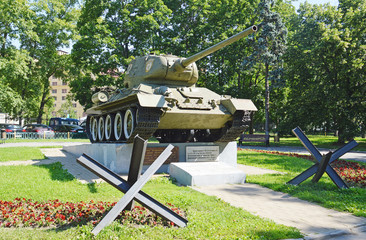 Памятник танку Т-34-85 на улице Народного ополчения в...