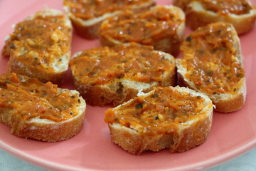 Toast de confit de tomate et légumes