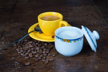 Tazzina di caffè, con chicchi di caffè arabica, caffè italiano, caffè e caffettiera, caffè e...