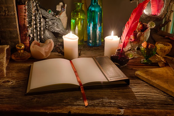 Hintergrundbild mit aufgeschlagenem Buch und Kerzen und ganz viel Dekoration mit mystischem flair,...