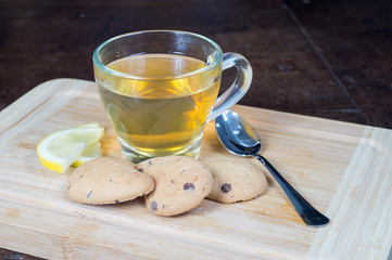 Tazza di the con biscotti e limone in primo piano, the caldo al limone, infuso di the al limone con...