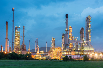 Obraz na płótnie Canvas Oil refinery and Petroleum industry at night