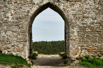Fototapeta na wymiar entrance arch ruins.Ternopil region, Ukraine