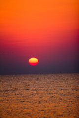 Obrazy na Plexi  Wschód słońca nad oceanem