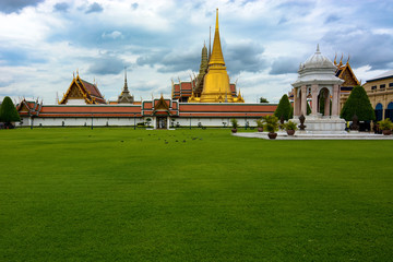 Naklejka premium Grand Palace gold Buddhist stupa and beautiful landscaping in Bangkok, Thailand