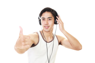 ヘッドフォンをする男性