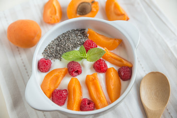 Joghurt mit Aprikosen und Beeren