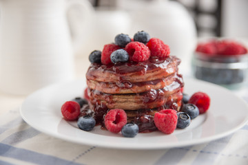 Schokoladen Pancakes mit Beeren