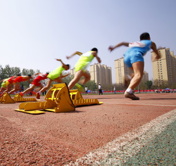 The sports meeting, the athletes began to sprint race