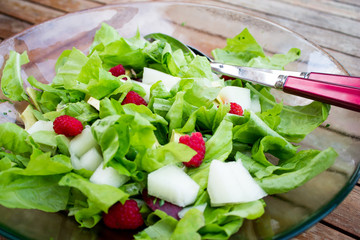 frischer Salat mit Früchten