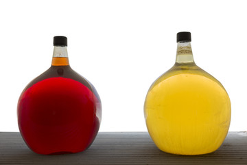 Vino blanco y tinto en garrafas de cristal