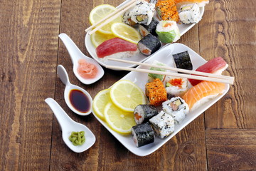 Fototapeta na wymiar Sushi con condimenti e salse 