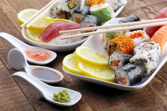 Sushi con condimenti e salse