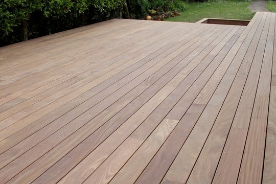 r&eacute;alisation d'une terrasse en bois exotique