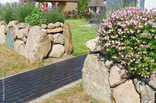 "Natursteinmauer im Vorgarten" Imagens e fotos de stock Royalty Free no