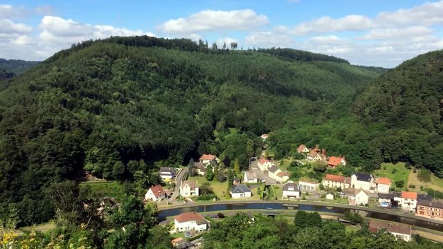 Blick auf die Stadt Lutzelbourg und den Rhein-Marne Kanal in Frankreich