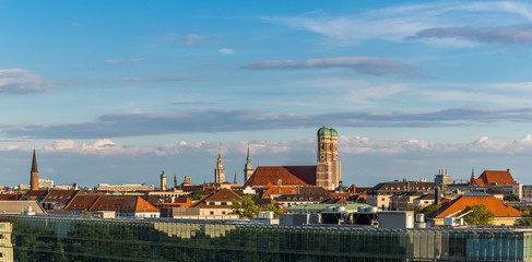 Fototapeta na wymiar Münchner Frauenkiche, Skyline