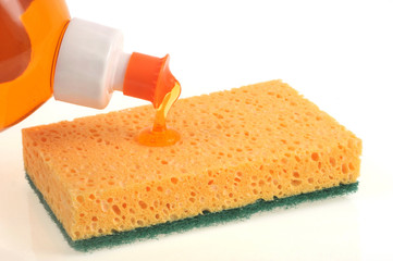 Produit à vaisselle versé sur une éponge