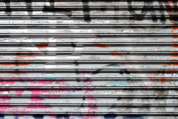 heruntergelassener Rollladen mit Graffitis