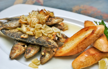 Fried sardines with garlic, grilled toast bread