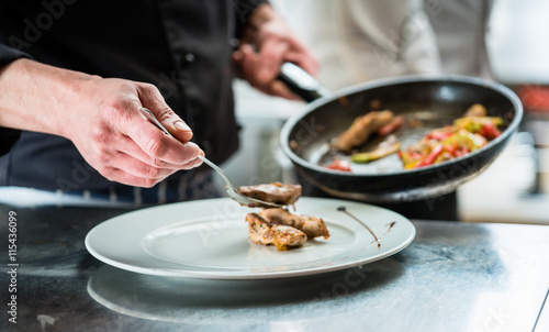 {Koch beim anrichten
50} Koch richtet Essen auf Teller an in Restaurant oder Hotel Küche ... | {Koch beim anrichten
50}