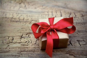 Geschenk mit roter Schleife - Grußkarte
