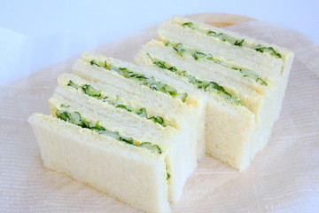 キュウリのサンドイッチ