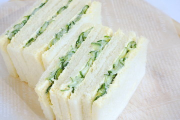 キュウリのサンドイッチ