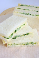 キュウリのサンドイッチ