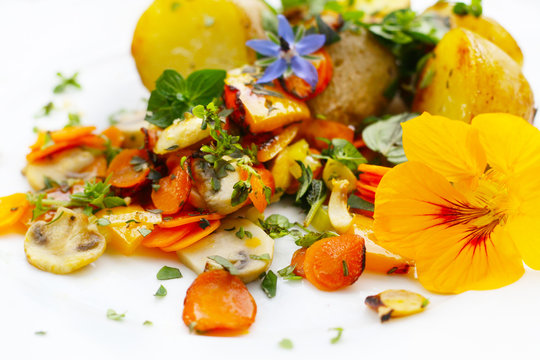 Veganes Essen - Gemüsepfanne mit essbaren Blüten, Kapuziner Kresse, Borretsch, Gartenkräuter 