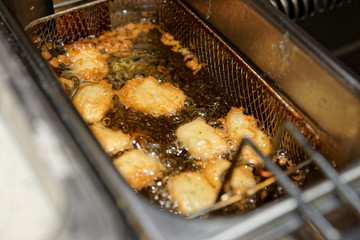 Deep fryer with boiling oil