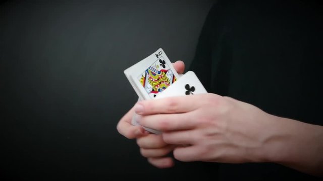 taglio con le carte da gioco