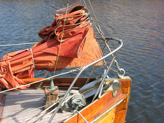 Schiffsbug eines Holzsegelbootes