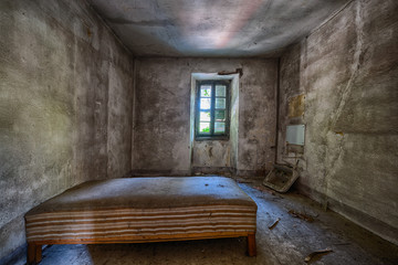 Obraz premium Altes verlassenes Hotel in Norditalien