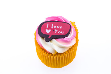 Cake with a heart symbol and lettering that I love u.