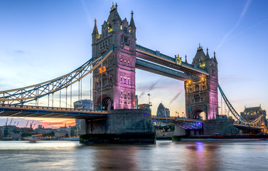Tower Bridge in London bei Sonnenuntergang