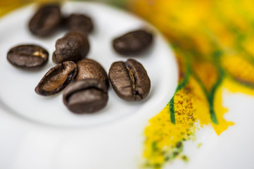 chicchi di caffè sul piattino