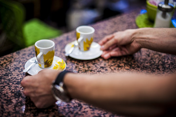 Fototapeta na wymiar barista serve due tazzine di caffè al bar