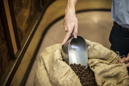 chicchi di caff&egrave; in un sacco