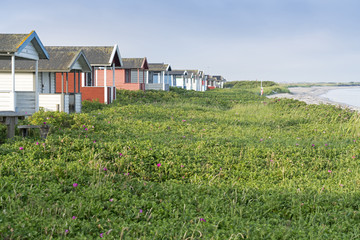 Fototapeta na wymiar bunte Strandhütten an der Ostsee warten auf Urlauber