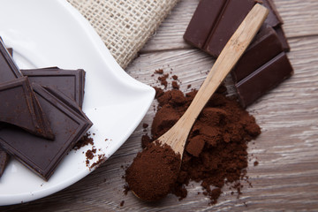 cocoa and pieces of chocolate