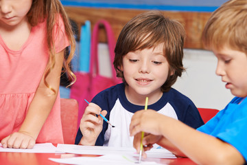 Kinder malen im Kunstunterricht in Grundschule