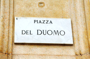 Obraz premium Piazza Duomo sign in Milan