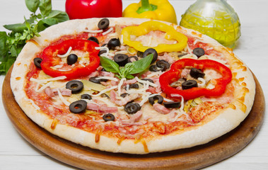 pizza con peperoni e olive nere
